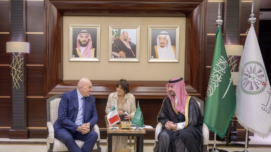 خالد بن سلمان يستعرض الشراكة السعودية الإيطالية وتعزيز التعاون مع وزير الدفاع الإيطالي
