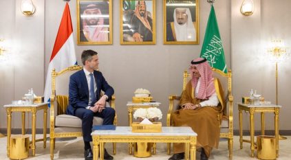 فيصل بن فرحان يستعرض مجالات التعاون مع نظيره الهولندي