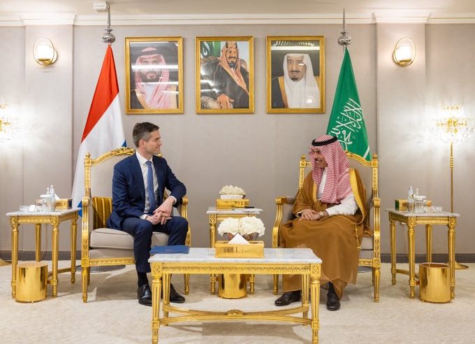 فيصل بن فرحان يستعرض مجالات التعاون مع نظيره الهولندي