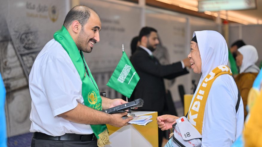 إبتسامة فرح وتحقيق أحلام.. من سورابايا إلى مكة المكرمة بكل يسر وسهولة