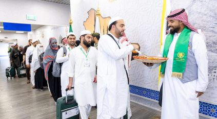 وصول أولى رحلات مستفيدي مبادرة طريق مكة من باكستان إلى مطار الأمير محمد بن عبدالعزيز