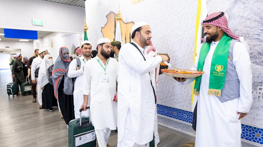 وصول أولى رحلات مستفيدي مبادرة طريق مكة من باكستان إلى مطار الأمير محمد بن عبدالعزيز
