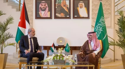 فيصل بن فرحان يبحث مستجدات الأوضاع في المنطقة مع وزير خارجية الأردن