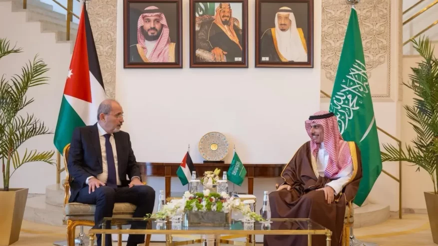 فيصل بن فرحان يبحث مستجدات الأوضاع في المنطقة مع وزير خارجية الأردن