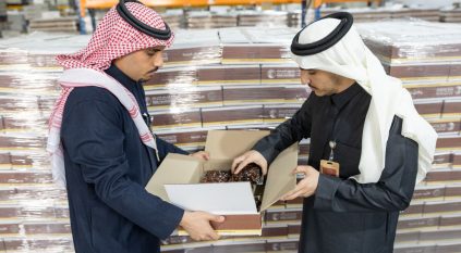 الدرعية تسلّم مركز الملك سلمان للإغاثة 122 طنًا من التمور لتوزيعها على الأسر المحتاجة