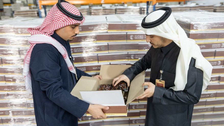 الدرعية تسلّم مركز الملك سلمان للإغاثة 122 طنًا من التمور لتوزيعها على الأسر المحتاجة