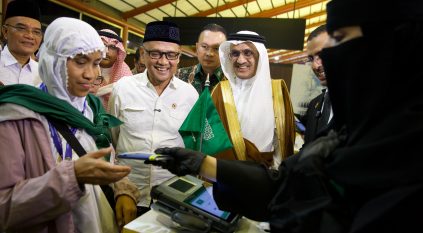 سفير المملكة في إندونيسيا يتفقّد صالة “مبادرة طريق مكة” بمطار سوكارنو هاتا الدولي بجاكرتا