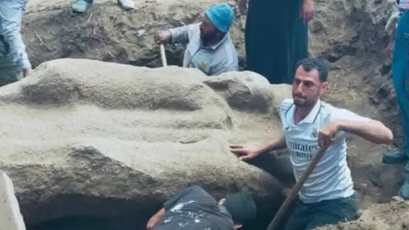 اكتشاف تمثال أثري ضخم بمحض الصدفة في مصر