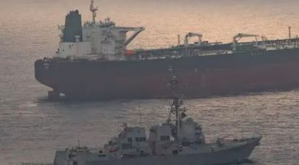 القيادة المركزية تنشر صورة لمدمرة تحاصر موانئ إيران