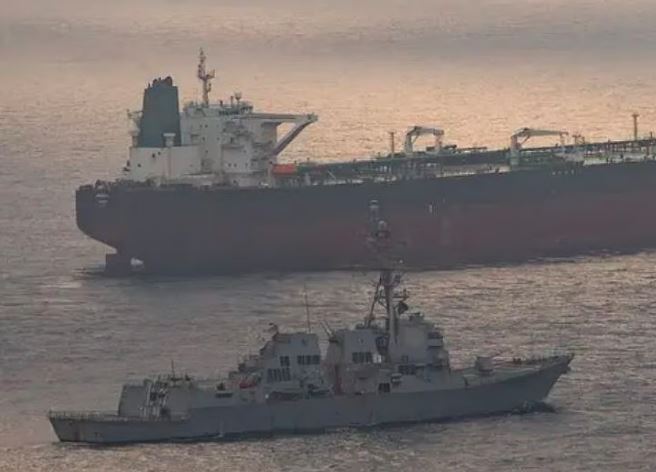 القيادة المركزية تنشر صورة لمدمرة تحاصر موانئ إيران