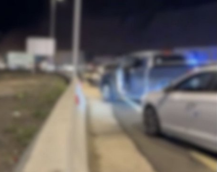 المرور يباشر حادث اصطدام شاحنة بمركبة في عسير