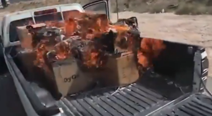 موقف بطولي.. مواطن يتصدى لحريق مركبة تحتوي على مواد قابلة للاشتعال