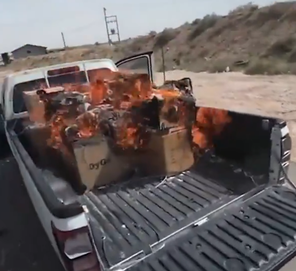 موقف بطولي.. مواطن يتصدى لحريق مركبة تحتوي على مواد قابلة للاشتعال 