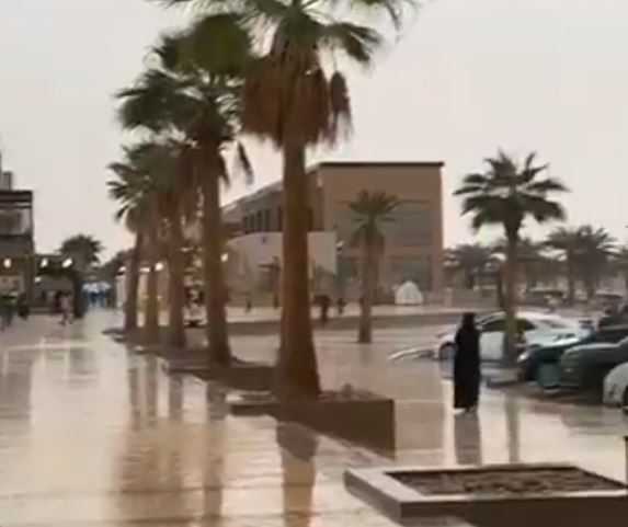 لقطات توثق هطول أمطار الخير على الرياض