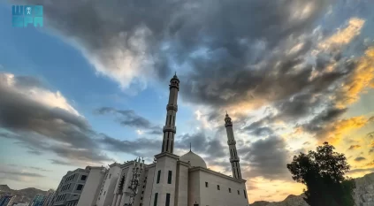 الغيوم تكسو سماء مكة المكرمة وتضفي أجواء مبهجة