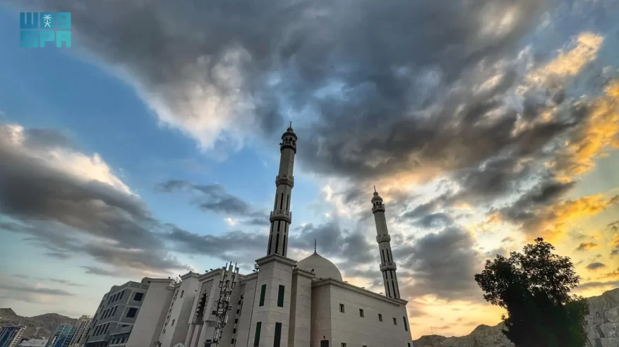 الغيوم تكسو سماء مكة المكرمة وتضفي أجواء مبهجة