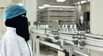 يوم داخل أحد مصانع الأدوية.. المرأة السعودية تكتب سطرًا جديدًا في الصناعة الوطنية