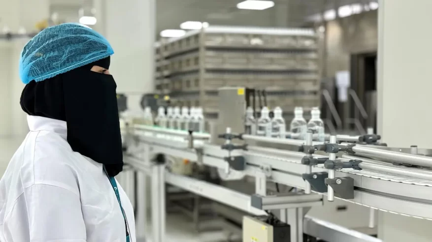 يوم داخل أحد مصانع الأدوية.. المرأة السعودية تكتب سطرًا جديدًا في الصناعة الوطنية