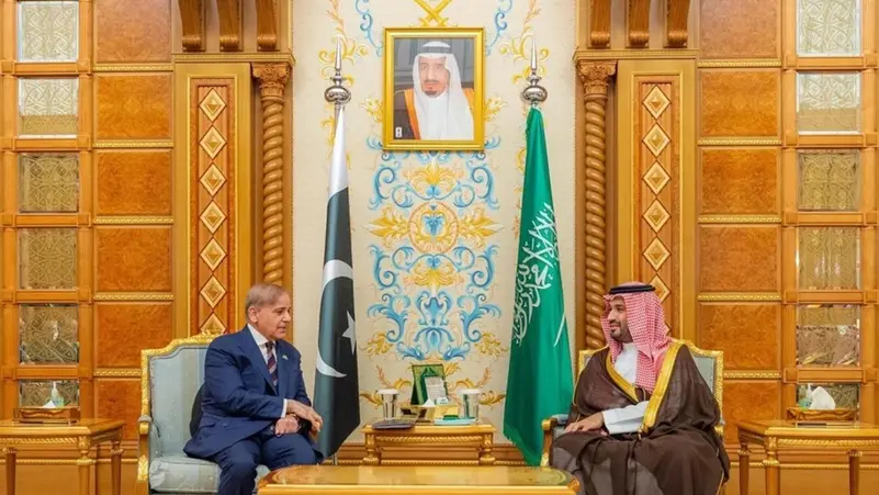 رئيس وزراء باكستان: أكدت للأمير محمد بن سلمان أننا مع السعودية صفًا واحدًا #ولي_العهد_الأمير_محمد_بن_سلمان 