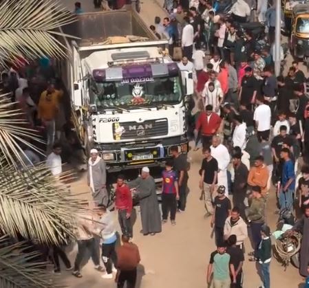 حادثة دهس مروعة في مصر.. وفاة سباك وإصابة نجل شقيقه تحت عجلات سيارة نقل