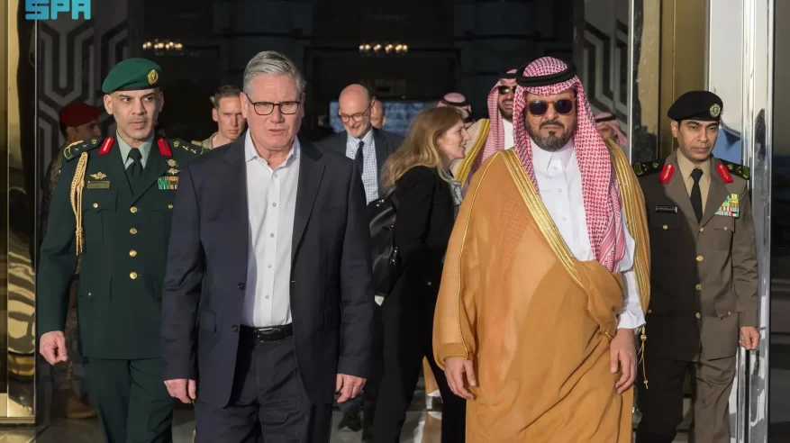 رئيس الوزراء البريطاني يغادر جدة