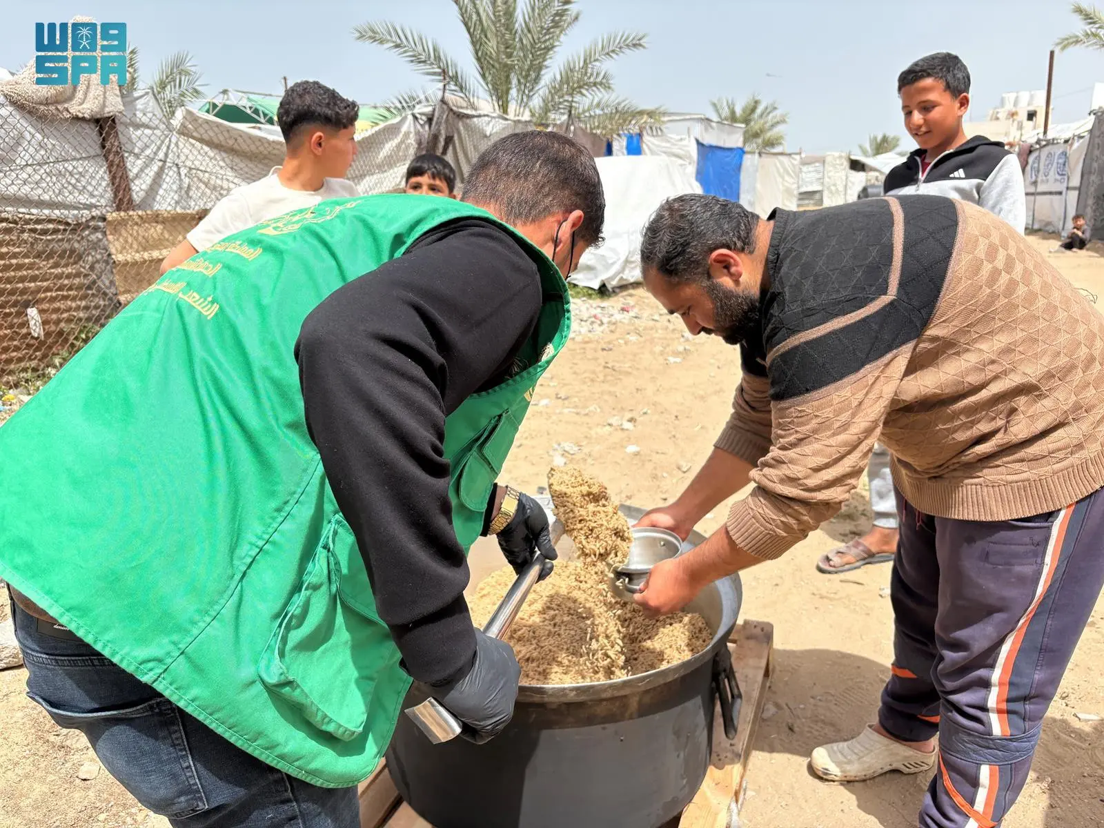 سلمان للإغاثة يدعم الأمن الغذائي للأسر الفلسطينية في قطاع غزة عبر المطبخ المركزي