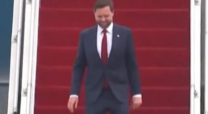 نائب الرئيس الأمريكي يصل إسلام آباد للمشاركة في محادثات السلام مع إيران