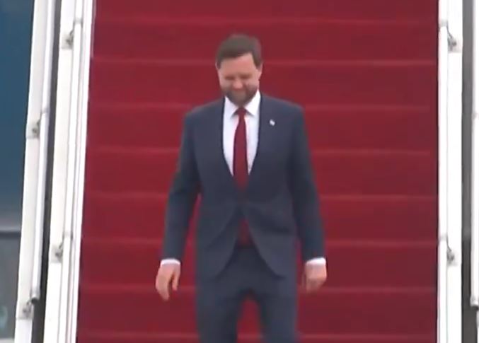 نائب الرئيس الأمريكي يصل إسلام آباد للمشاركة في محادثات السلام مع إيران