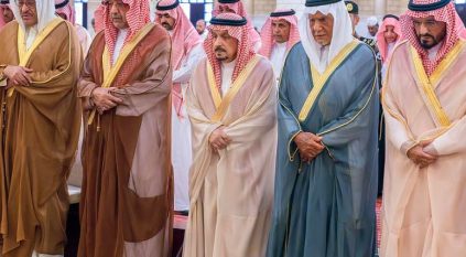 أمير الرياض يؤدي صلاة الميت على الأميرة الجوهرة بنت فيصل بن عبدالله