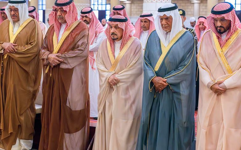 أمير الرياض يؤدي صلاة الميت على الأميرة الجوهرة بنت فيصل بن عبدالله