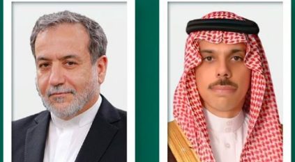 فيصل بن فرحان يبحث جهود التهدئة في المنطقة مع نظيره الإيراني