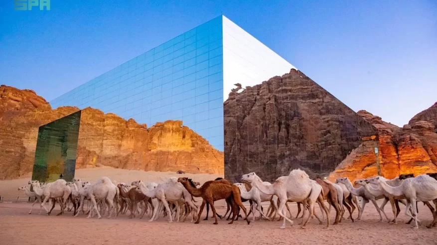 قاعة مرايا تحفة فنية معمارية تعكس جمال العُلا