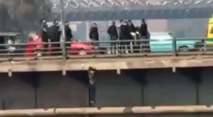 جثة معلقة بمصر.. شاب يتخلص من حياته شنقاً على كوبري المظلات