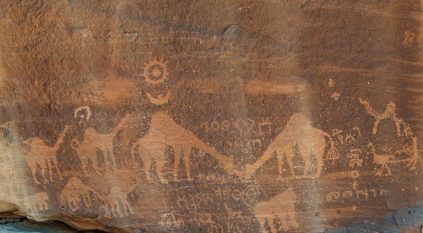 نقوش العُلا الصخرية.. صفحاتٌ مفتوحة خطّ فيها الحجاج رسائلهم وشواهد رحلتهم عبر العصور