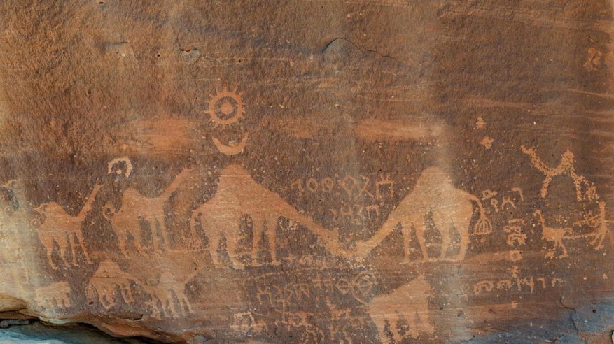 نقوش العُلا الصخرية.. صفحاتٌ مفتوحة خطّ فيها الحجاج رسائلهم وشواهد رحلتهم عبر العصور