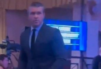 لحظة مغادرة وزير الحرب الأمريكي بيت هيغسيث حفل البيت الأبيض