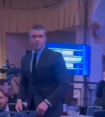 لحظة مغادرة وزير الحرب الأمريكي بيت هيغسيث حفل البيت الأبيض