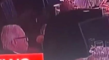 أغرب لقطة بحادث البيت الأبيض.. مسن يواصل تناول طعامه دون اكتراث