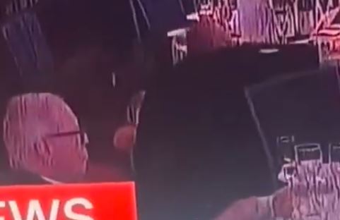 أغرب لقطة بحادث البيت الأبيض.. مسن يواصل تناول طعامه دون اكتراث