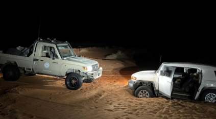 حرس الحدود يقدم المساعدة لمواطن علقت مركبته بالرمال في صحراء الربع الخالي