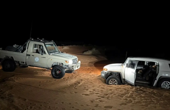 حرس الحدود يقدم المساعدة لمواطن علقت مركبته بالرمال في صحراء الربع الخالي