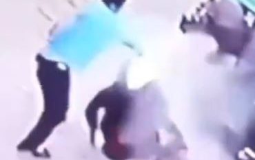 فيديو مروع.. مصري ينتقم من زوجته بأبشع طريقة