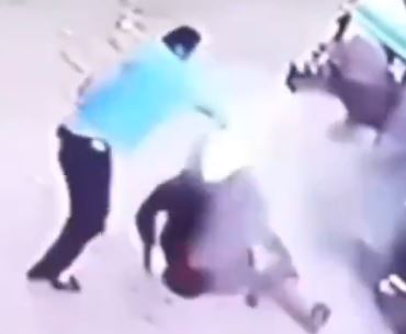 فيديو مروع.. مصري ينتقم من زوجته بأبشع طريقة