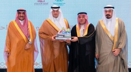 محافظ الأحساء يتسلّم مفتاح “المدينة العربية المسؤولة اجتماعيًا 2026”