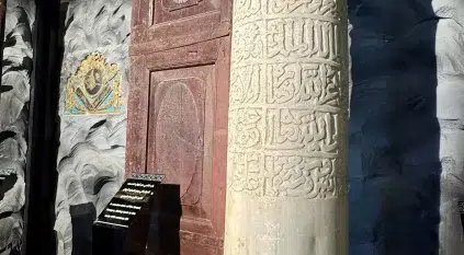 عمود رخامي نادر يوثق مئذنة تاريخية في المسجد الحرام