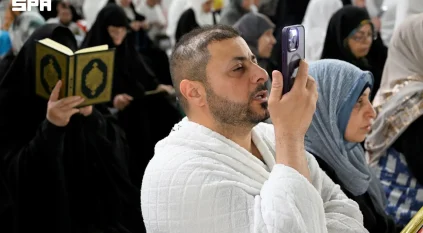رسائل صوتية من مكة إلى العالم تختصر مشاعر اللحظة الأولى في المسجد الحرام