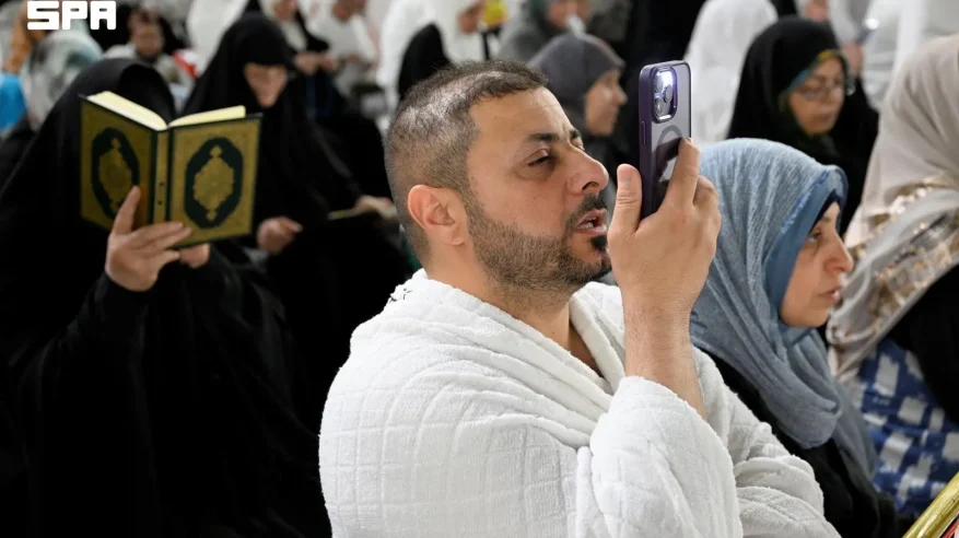 رسائل صوتية من مكة إلى العالم تختصر مشاعر اللحظة الأولى في المسجد الحرام