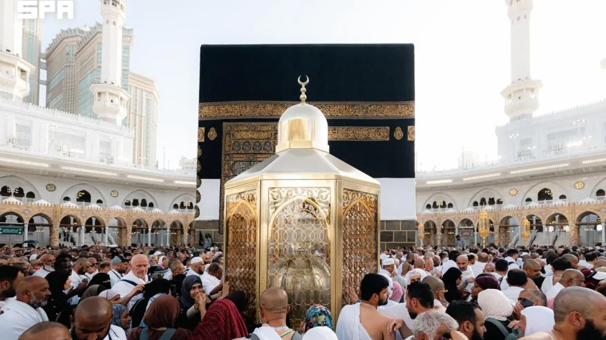 مشاهد روحانية وانسيابية لافتة مع توافد الحجيج إلى المسجد الحرام