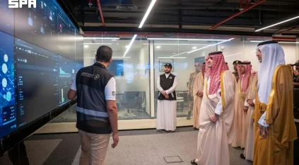 عبدالعزيز بن سعود يطّلع على منظومة النقل الذكية وغرفة التحكم والتشغيل بالمشاعر المقدسة
