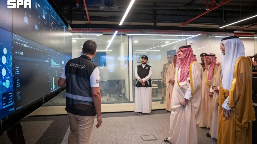 عبدالعزيز بن سعود يطّلع على منظومة النقل الذكية وغرفة التحكم والتشغيل بالمشاعر المقدسة